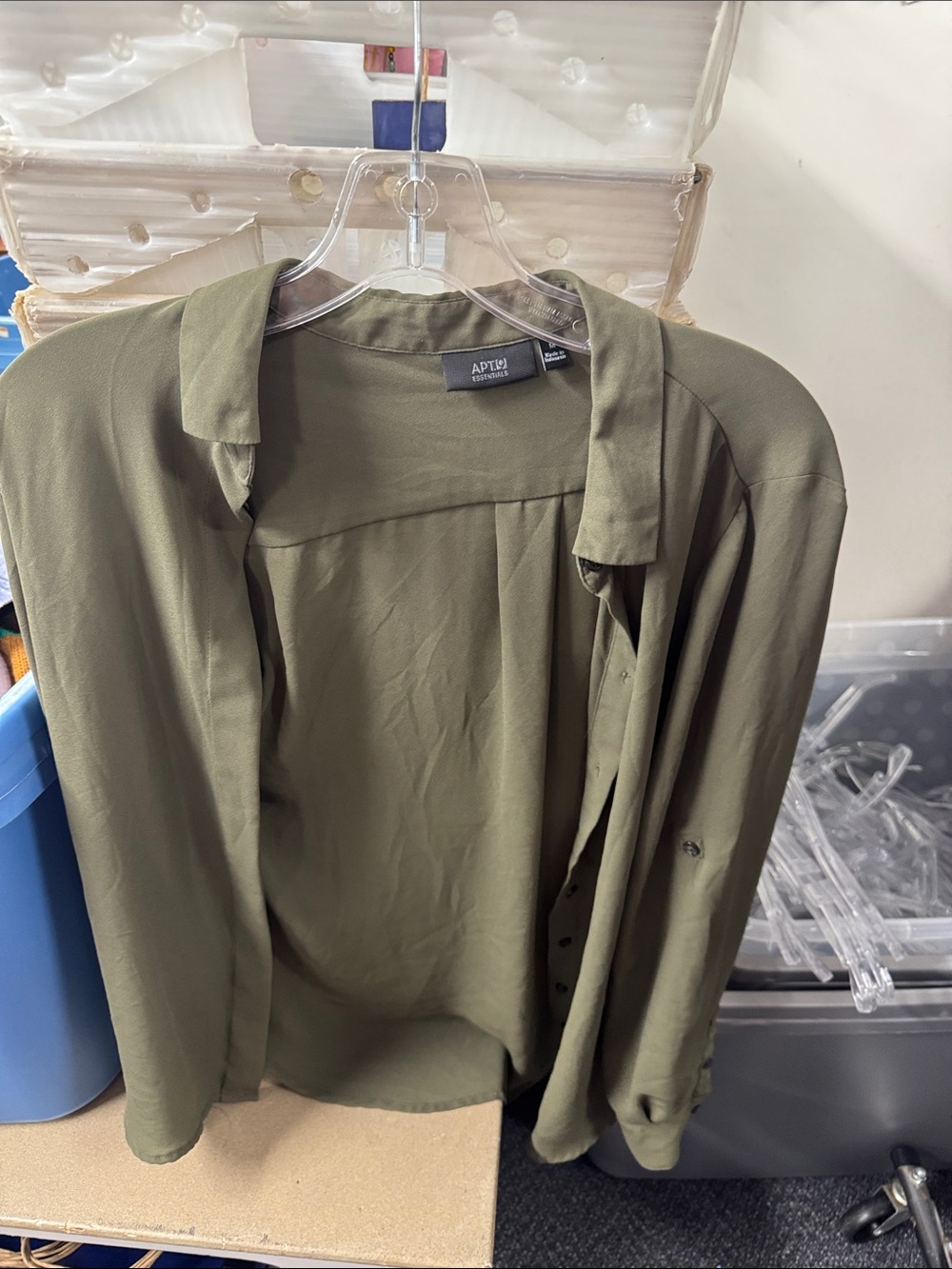 Apt 9 button down M // 082984